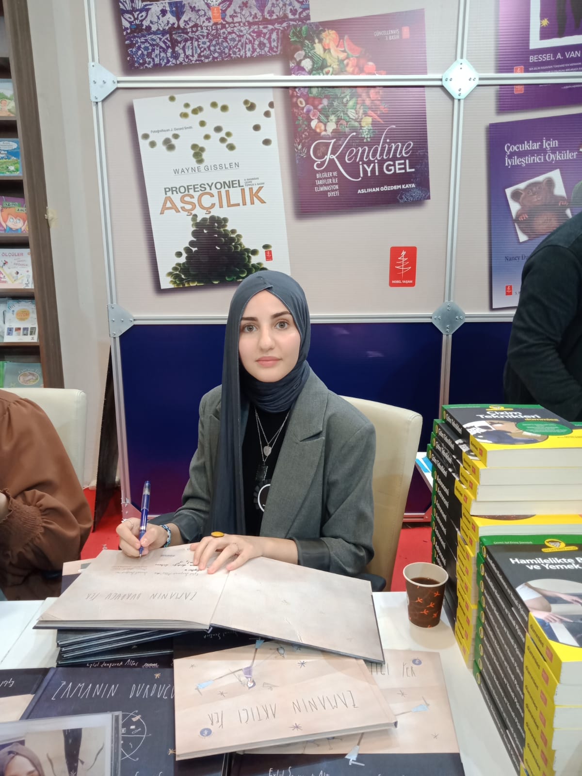 Sanat ve Tasarım Fakültesi Grafik Bölümü öğrencilerinden Şevval Şentürk, 41. Uluslararası İstanbul Kitap Fuarı’nda yer aldı.