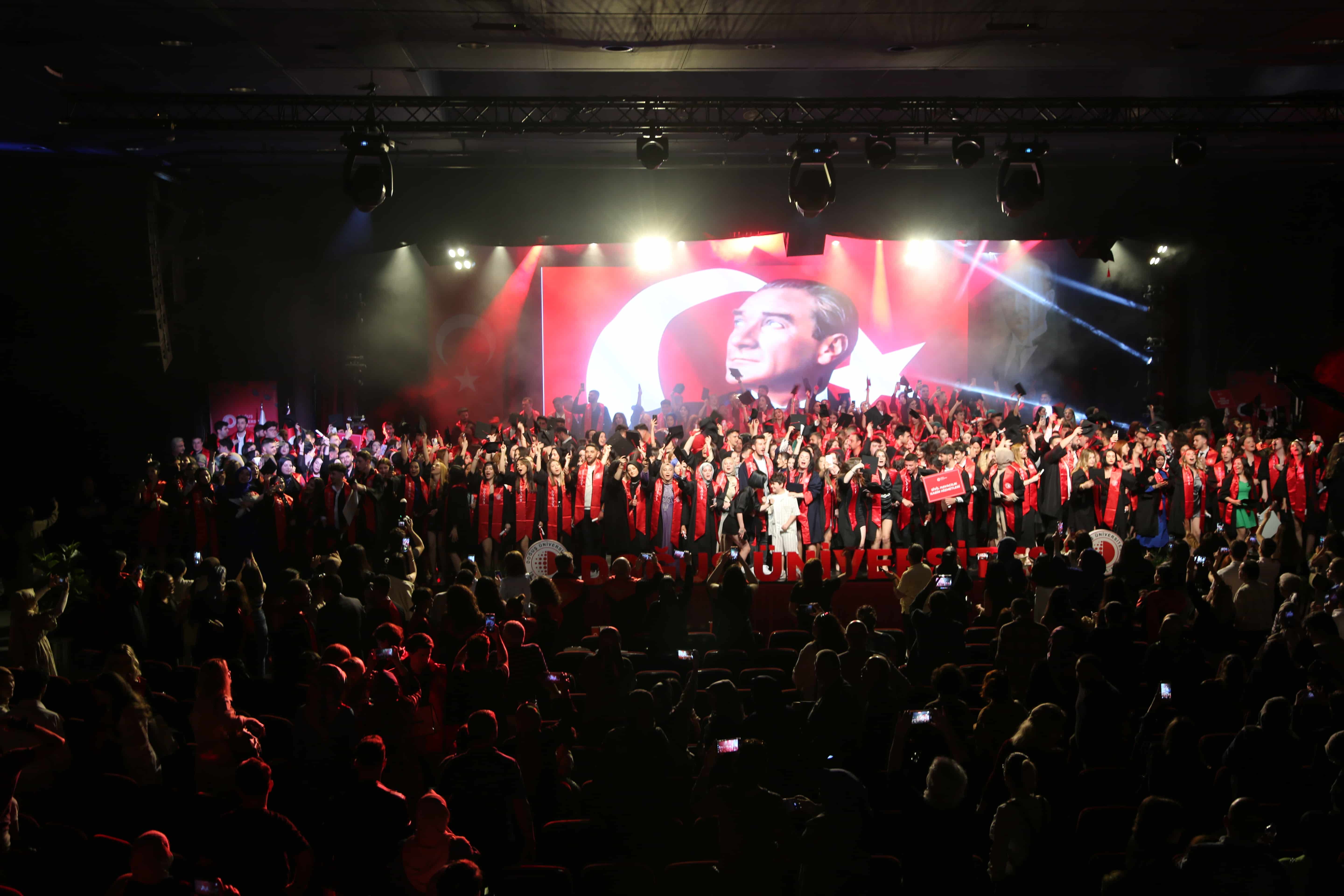 Doğuş Üniversitesi 2022-2023 Mezuniyet Törenini Büyük Bir Coşku ile Düzenledi.